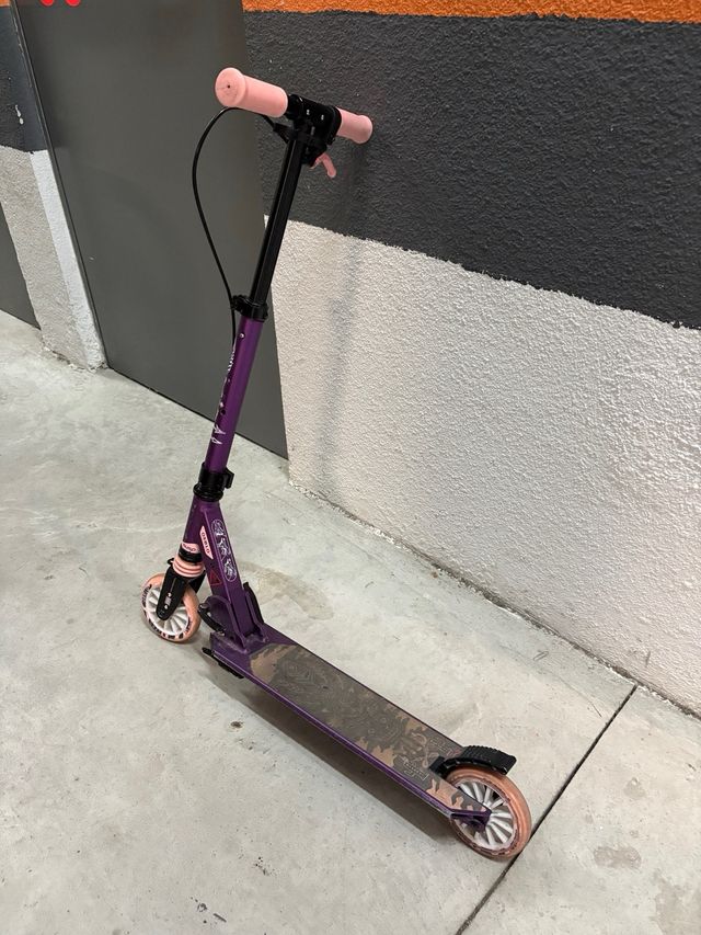 Patinete Oxelo morado con ruedas rosas