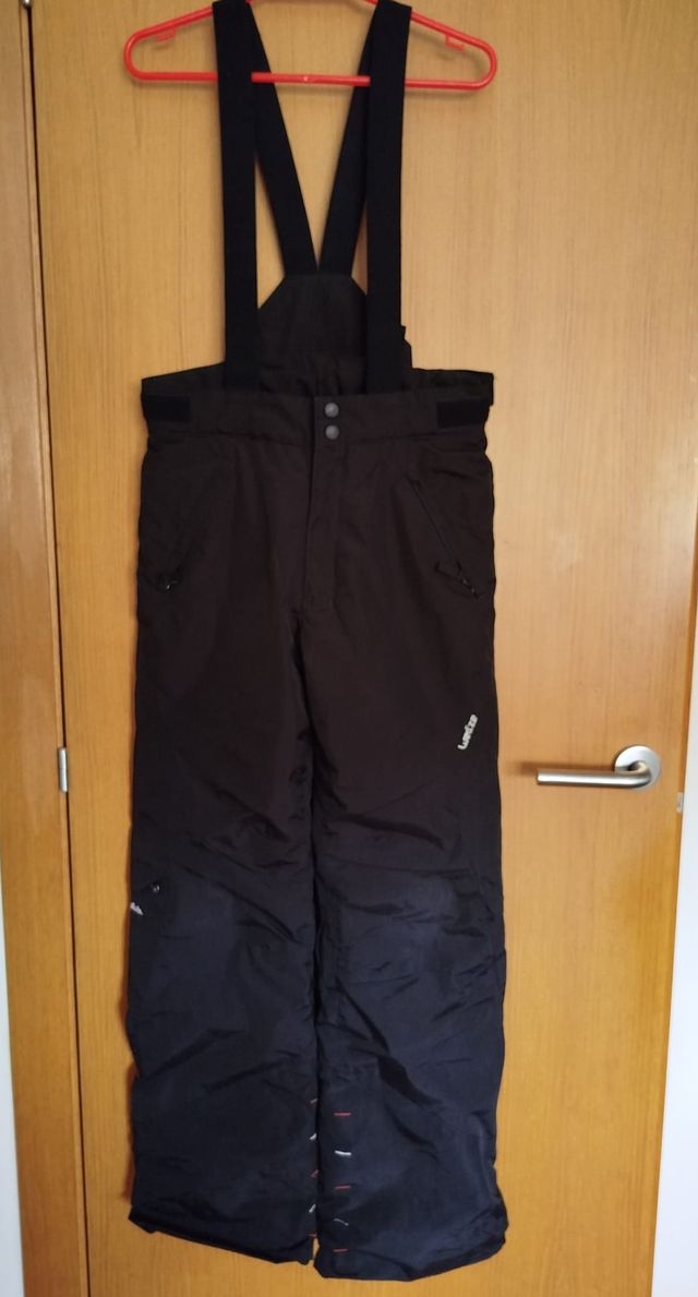 Pantalón de nieve negro con tirantes.