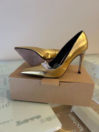 Zapatos de salón dorados Zara Talla 40