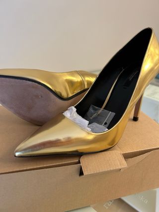 Zapatos de salón dorados Zara Talla 40