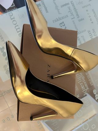 Zapatos de salón dorados Zara Talla 40