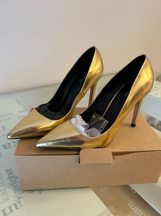 Zapatos de salón dorados Zara Talla 40