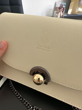 Bolso de cuero italiano beige y dorado
