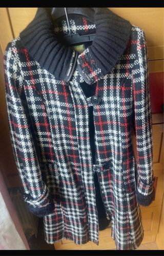 Abrigo Cheshire cuadros negro y rojo