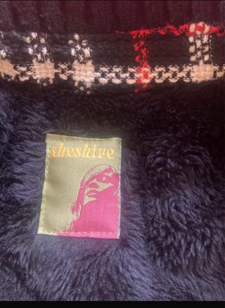 Abrigo Cheshire cuadros negro y rojo