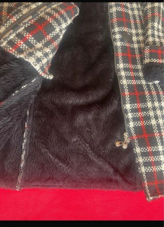 Abrigo Cheshire cuadros negro y rojo