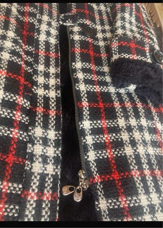 Abrigo Cheshire cuadros negro y rojo