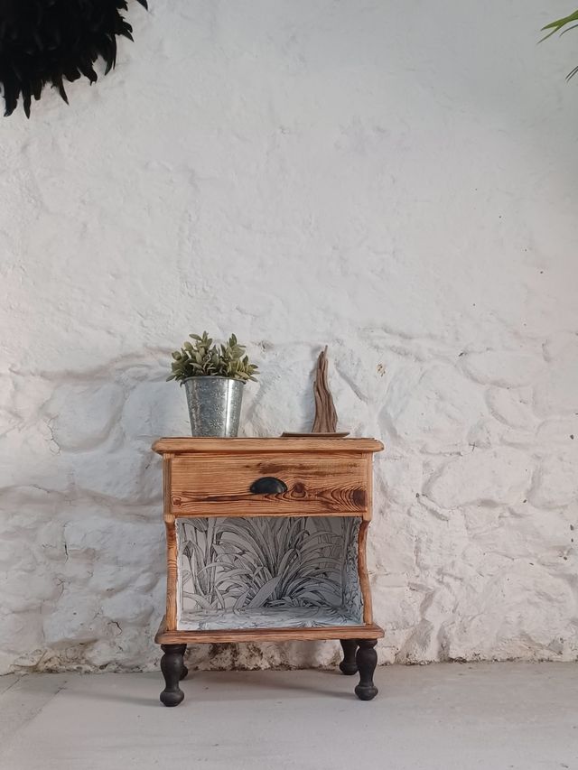 Mesilla de madera rústica