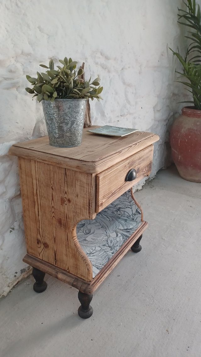 Mesilla de madera rústica