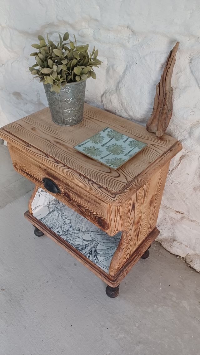 Mesilla de madera rústica