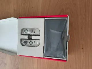 Nintendo Switch OLED bianco + 2 GIOCHI