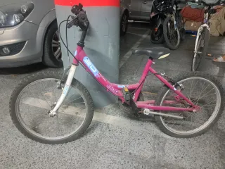 Bicicleta rosa infantil
(Solo venta en persona)