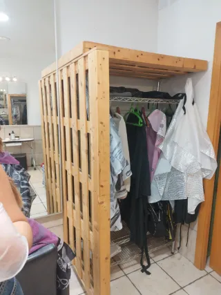 Mueble de tienda hecho con palets