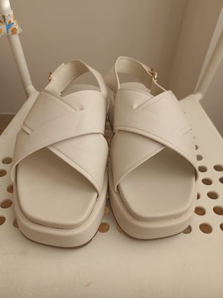 Sandali bianchi pianta larga n.40-41