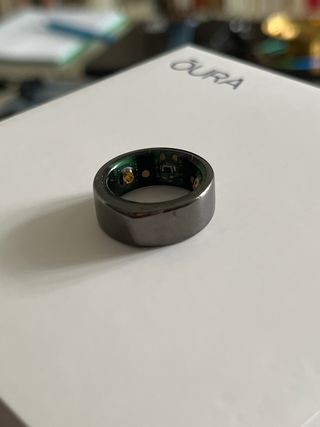 Anillo Inteligente Oura gris cromado brillante. 