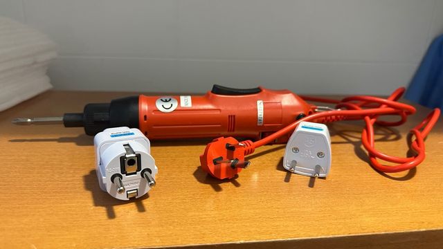 Destornillador Eléctrico Rojo con Cable