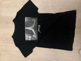 mister tee negra y pantalón nike gris