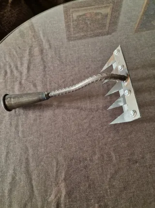 Rastrillo de mano metálico