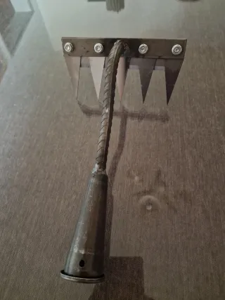 Rastrillo de mano metálico