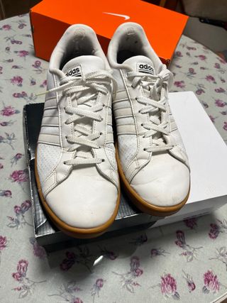 Zapatillas Adidas Blancas y Marrones