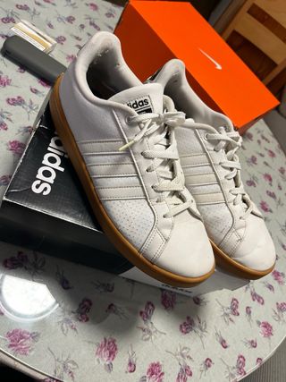 Zapatillas Adidas Blancas y Marrones
