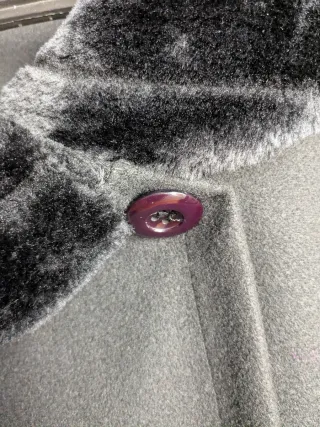 Abrigo capa negro con detalles de pelo