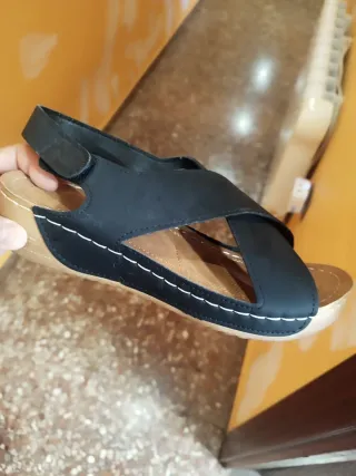 Sandalias de mujer negras y marrones