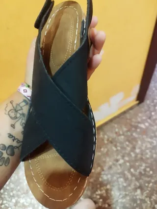 Sandalias de mujer negras y marrones
