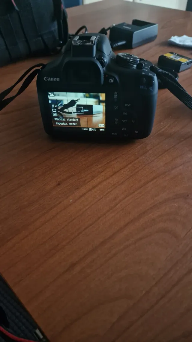 Canon 2000D Reflex + Borsa + Caricabatterie