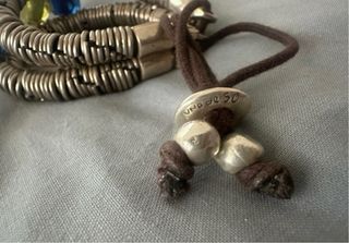 Pulsera plata con abalorios de colores