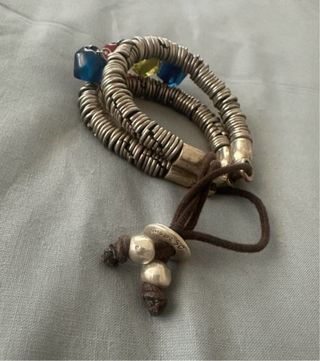 Pulsera plata con abalorios de colores
