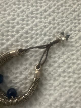 Pulsera plata con abalorios de colores
