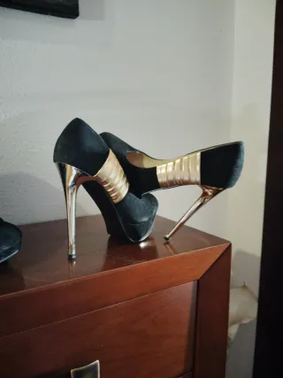 Zapatos tacón antelina negros y dorados