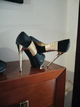 Zapatos tacón antelina negros y dorados