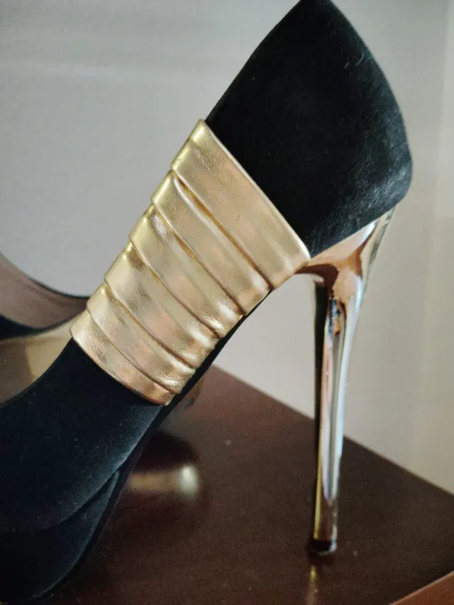 Zapatos tacón antelina negros y dorados