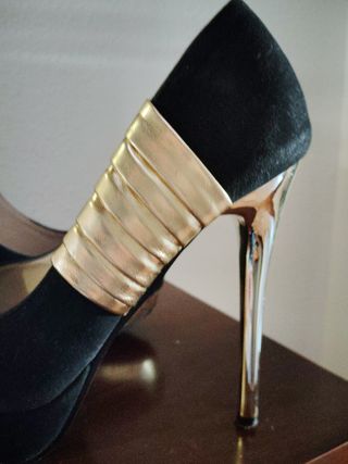 Zapatos tacón antelina negros y dorados