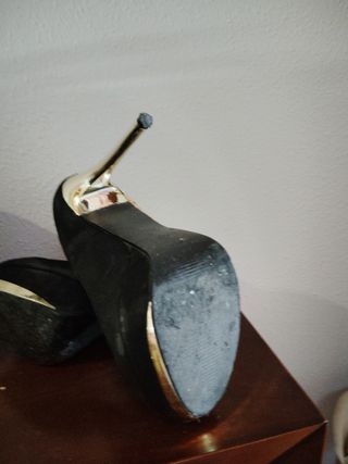 Zapatos tacón antelina negros y dorados