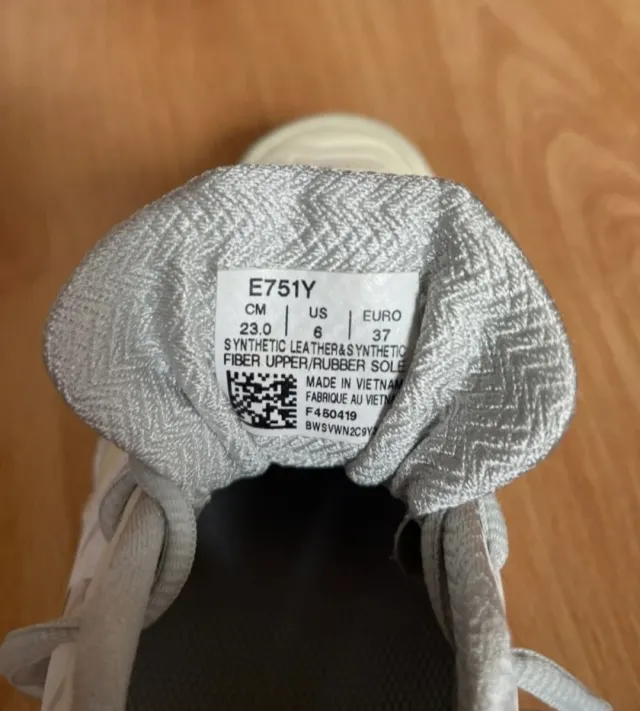 Zapatillas de tenis Asics blancas y grises