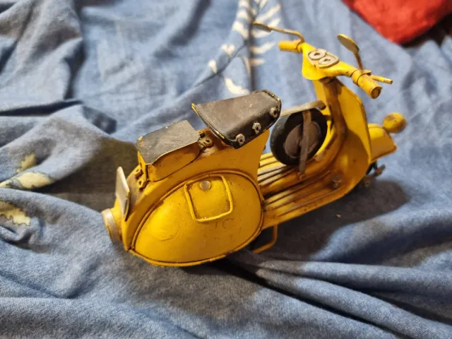 Vespa Vintage Decoração Amarelo