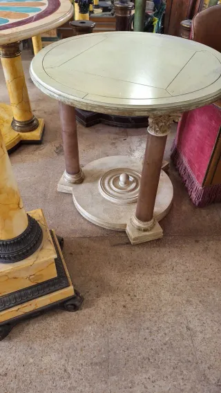 Mesa auxiliar redonda imitación al mármol