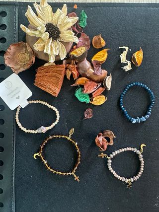 Pulseras hechas a mano únicas.