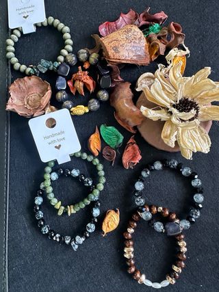 Pulseras hechas a mano únicas.