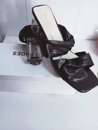 Sandalias negras tacón transparente,de 6'5cm
tacón