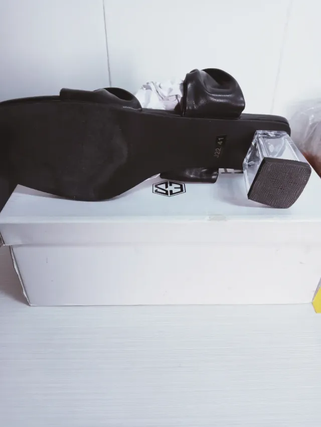 Sandalias negras tacón transparente,de 6'5cm tacón