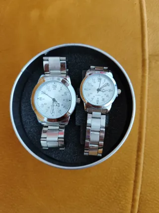 Par de relojes BBVA plateados y blancos