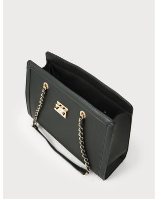 Borsa nera con tracolla a catena
