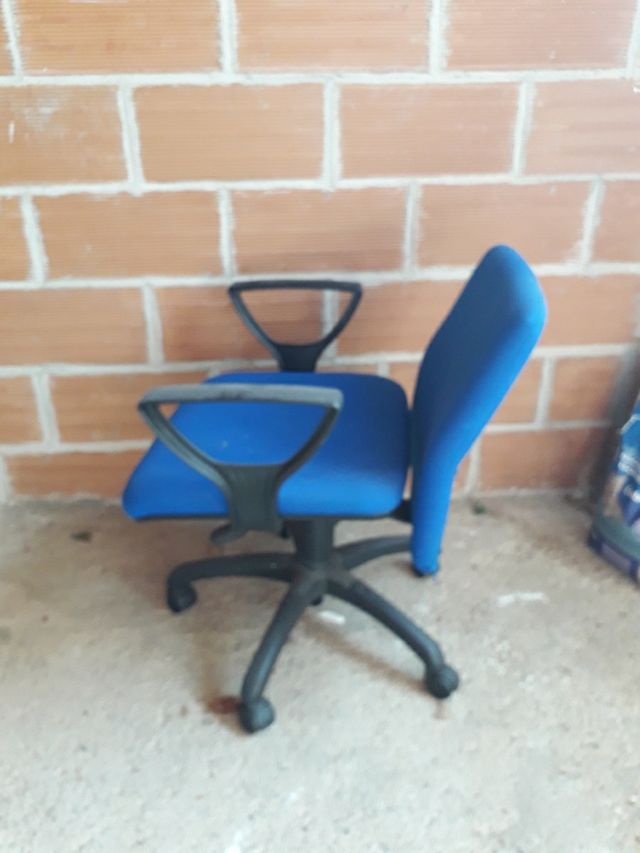 Silla de escritorio azul y negra con ruedas
