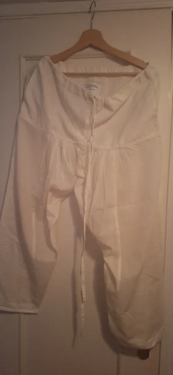 Pantalones blancos y pushia