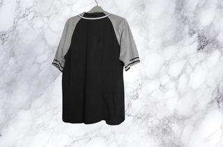 Camiseta tipo americana negra y gris