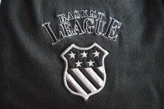 Camiseta tipo americana negra y gris